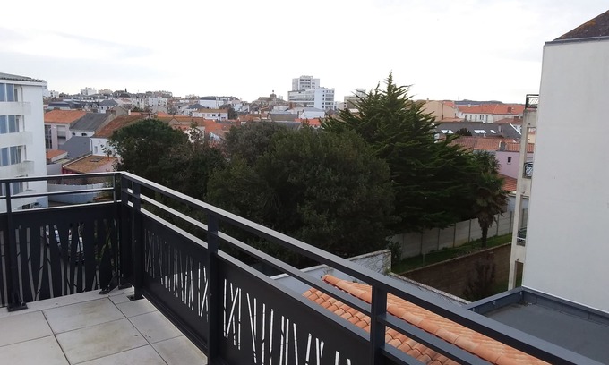 Les Sables d'Olonne Apartment | New T3 apartment, 2 terraces, 200m from train station 500m from beach, beach shuttle nearby