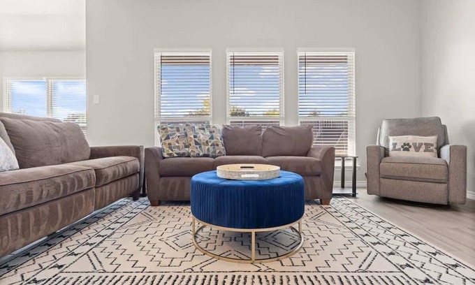 Temple House | New* Temple 6 Bd Home, Safe Neighborhood, 5 Mi to BS&W & UMHB! Insurance Housing