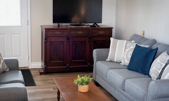 Morris-Turnberry House | *NEW* The 1868 Stone House Retreat