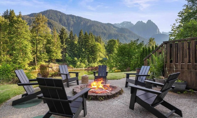Gold Bar Cabin | *NEW* The M house. Hot tub/Firepit/Patio dining