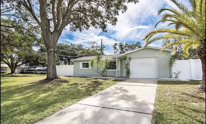 Anona House | NEW! The Seafoam Bungalow - close to beaches!