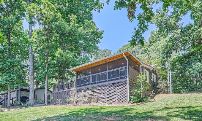 Terrell House | New to VRBO! Charming lakefront cottage with great views!