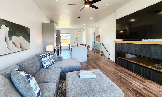 Waldport House | New Townhouse! Hot Tub! Dog Friendly! Short Walk to the Beach!