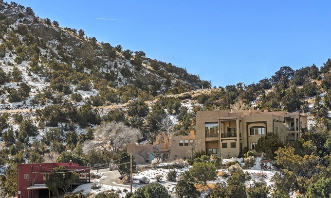 Canoncito House | NEW! Tranquil Home |15 min to Santa Fe Plaza | Perfect for Groups | Dogs ok