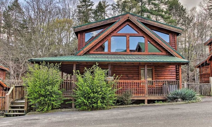Pigeon Forge Cabin | NEW! True Log < 2Mi to The Island! Fast Wifi, Hot Tub!
