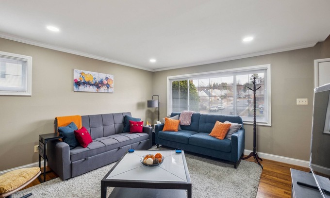 Seminary Hill House | NEW! Uline Hospitality (4-Bedroom Home)