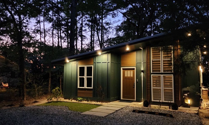 Talahi Island Cottage | New, unique custom-built cottage, between Savannah and Tybee Island.