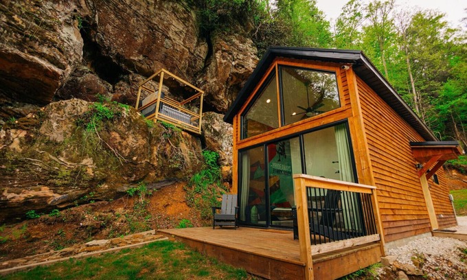 Rogers Cabin | NEW Unique Hot Tub & Deck | Firepit | Mural | Pets