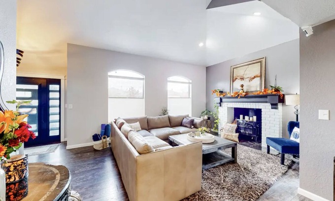 Medford House | NEW+Upscale+2Kings & 1Qu+Private-Hot-tub+Close to hospitals, restaurants, dining