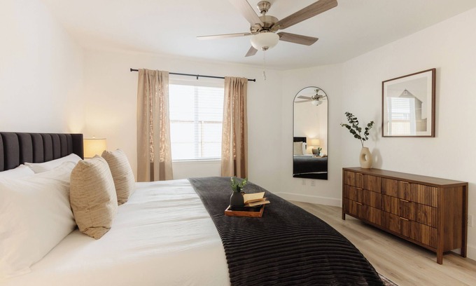 Northeast Reno House | ⭐️NEW⭐️ Upscale Retreat, 65" TV, Netflix, Patio, Mtn Views, 5 Min to UNR/Hwy 395