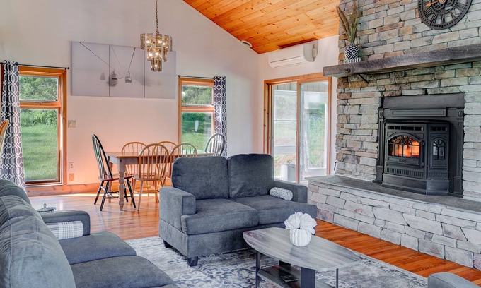 East Haven  Rutland County Cabin | NEW!! VERMONT GETAWAY| PET FRIENDLY | KILLINGTON RESORT in 20 min | A/C
