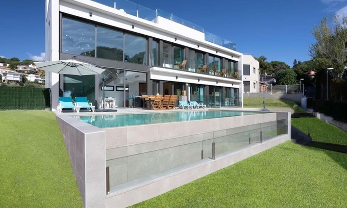 Sant Pol De Mar Apartment | NEW: Villa Costa Barcelona BEACH 2 infinity pools!