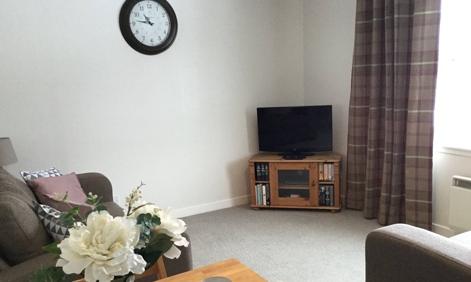 Crianlarich House | New Village apartment close to train station.
