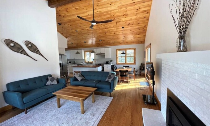Wilmington House | New-Walk to Wilmington, Min from MT Snow. Hot Tub!