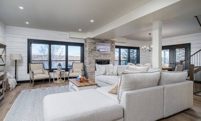 Hastings House | New Waterfront Log Home on the Trentnn