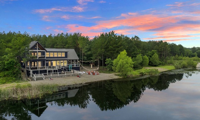 Broken Bow Cabin | NEW! Waterfront Pond Cabin:Kayak, Fish,GameRoom