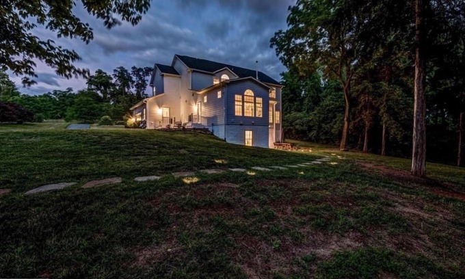 Leesburg Apartment | New Wine Horse Country 10 Acre Lux Retreat amid historic sites. Stunning Views!