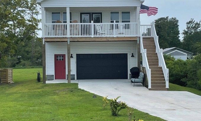 Morehead City House | New with Water Views, Pet Friendly, 5 minutes from Historic Beaufort Waterfront.