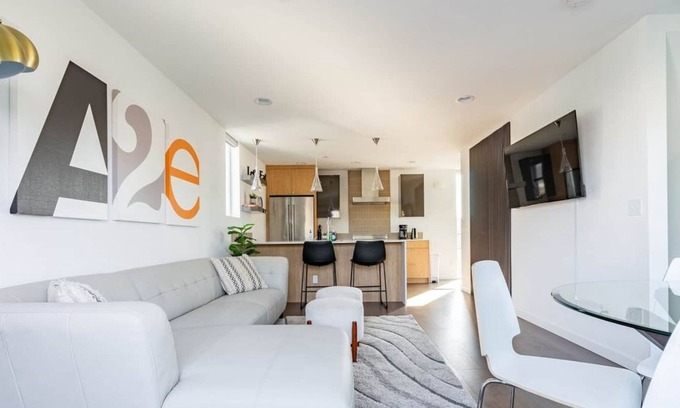 Atlantic House | NEW! WorkLivePlay 4BR FastWifi | Sophari |Sleeps12