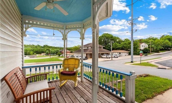 Fayetteville Apartment | (NEW YEAR SPECIAL Avail Jan 1-5) Victorian with Yards near University