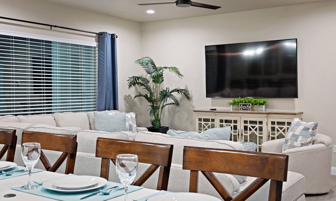 Hurricane House | NEW! Zions Village Luxurious Rental 7 Bedroom/6 Bath w/private hot tub