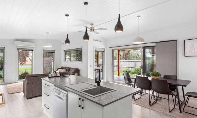Portarlington House | Newcombe Retreat - Modern paradise with a charming coastal ambiance.