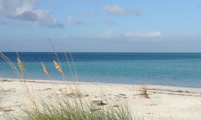 Spanish Wells House | Newer Beachside Home, Sleeps 6: only 2 min. walk to GORGEOUS BEACH!