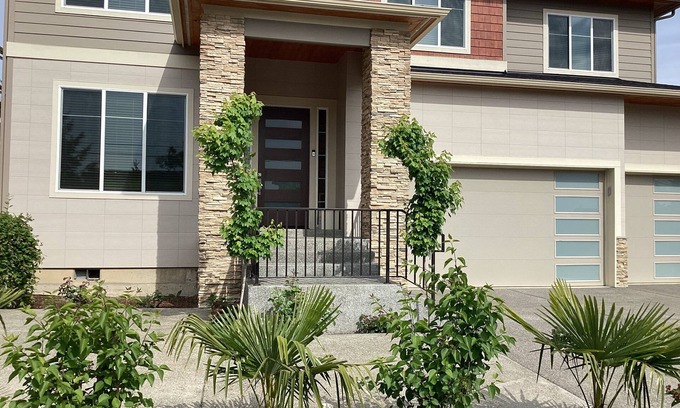 Renton House | Newer comfy Renton house with gym and theater