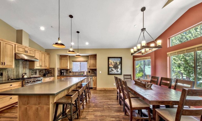 Tahoe Paradise Cabin | Newer Mountain Home! Hot Tub! Foosball! Soaking Tub! Bunk Beds!