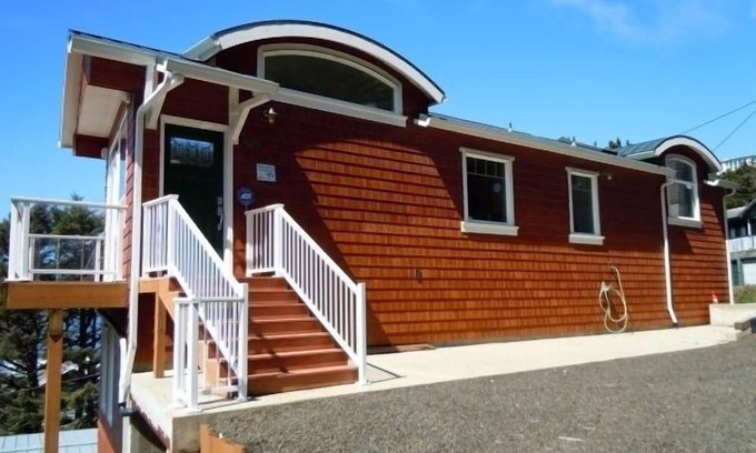 Oceanside House | NEWER OCEANSIDE HOME AWESOME VIEWS! PET FRIENDLY! EZ Walk to Beach