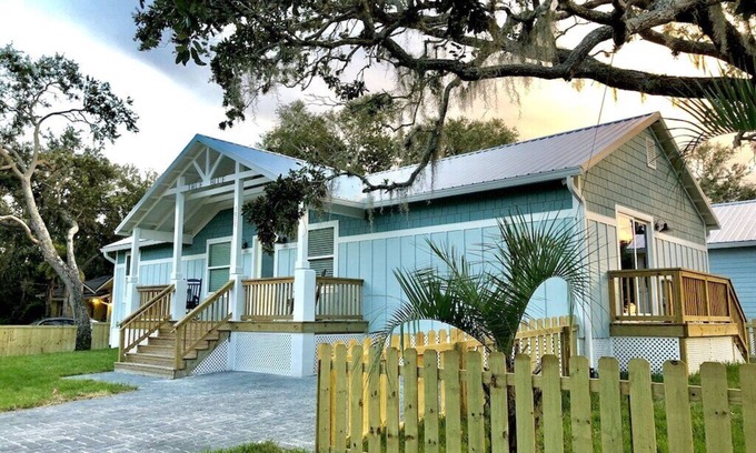 Vilano Beach House | Newer Pet Friendly| Intracoastal Views | Fenced