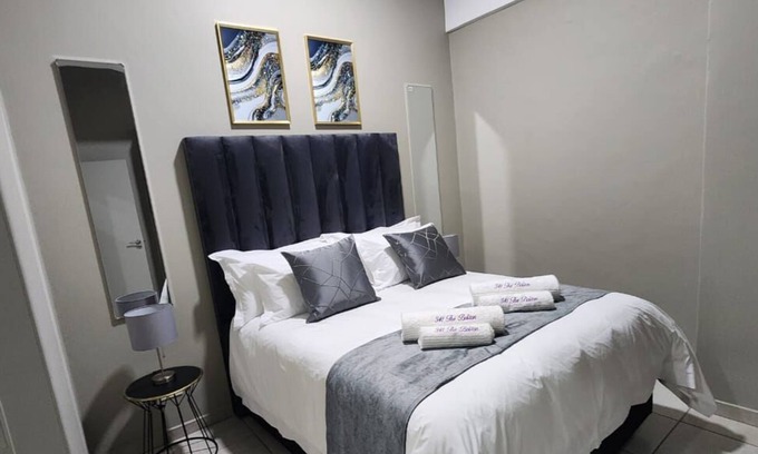 Greater Johannesburg Metropolitan Area Apartment | Newley refurbished apartment just a short stroll away from Rosebank Mall!