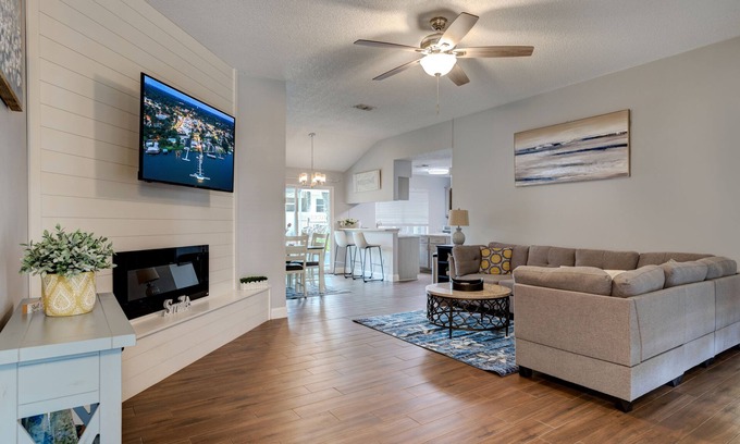 Mount Dora House | Newley Remodeled and Furnished, Cozy House 5 Minutes From Downtown!