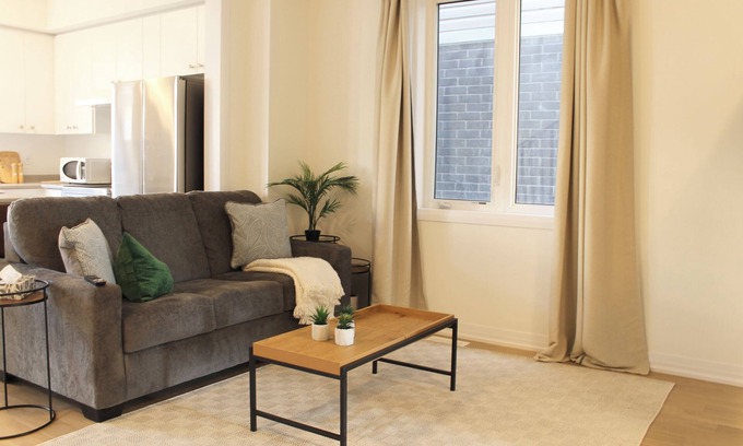 Thorold House | Newly Built 3-bedroom house with WiFi, Parking and AC 15 mins to the Falls