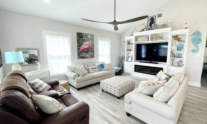 Crystal Beach House | NEWLY BUILT 3min walk to beach,hot tub, b-ball, pet friendly, parking for RV’s