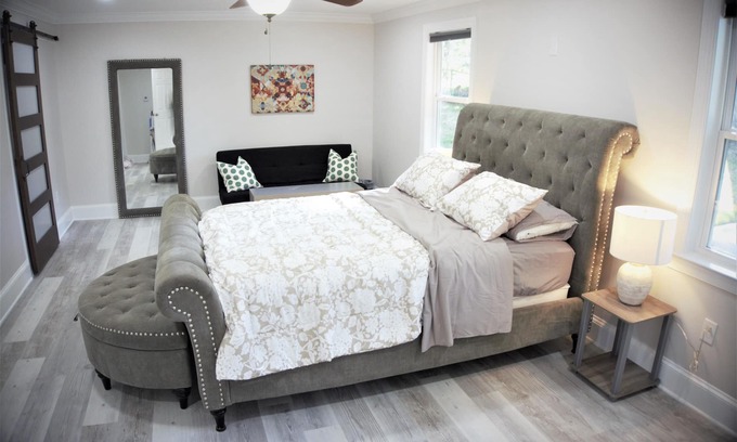 Sugar Creek House | *NEWLY BUILT* 4 BR (7 beds) Retreat by Noda, Uptown, Plaza Midwood, Conv Center
