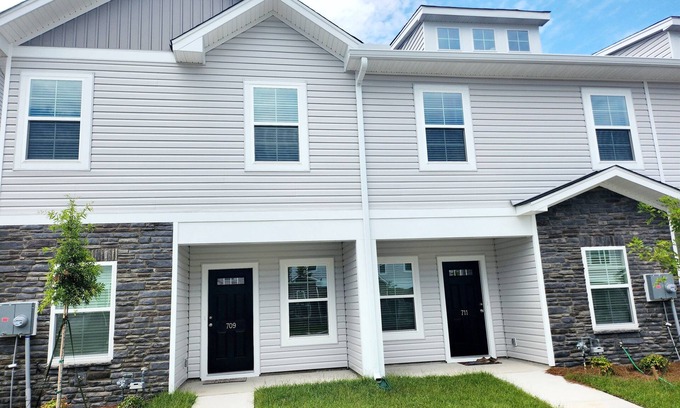 Seven Oaks House | Newly Built Getaway!