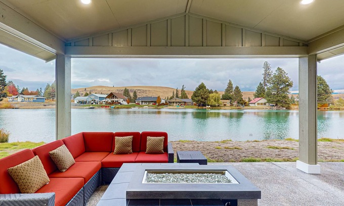 Cle Elum House | Newly-built lakefront home with fire pit, grill, & lake access