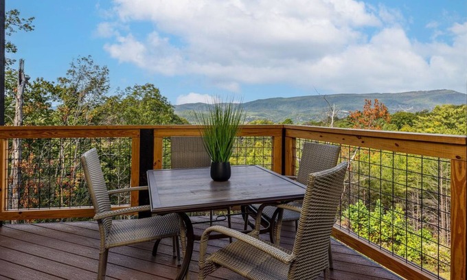 Gatlinburg - Pigeon Forge Cabin | NEWLY BUILT MODERN CABIN, POPULAR MTN RESORT, GORGEOUS VIEW, OVERSIZED HOT TUB