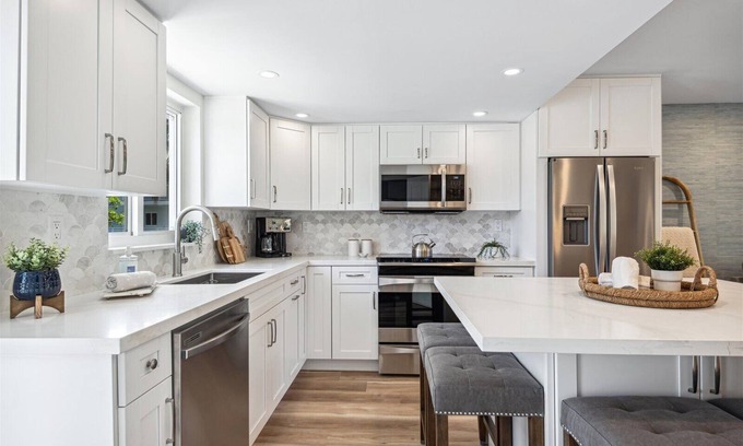 Key Largo House | Newly decorated townhouse, saltwater lagoon views, 2 pools, tennis courts
