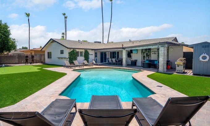 Glendale House | Newly Furnished | Sparkling pool | Sleeps 9
