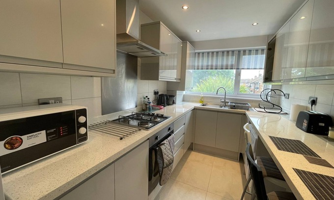 Redbridge Apartment | Newly Launched ✯ Stylish Flat ✯ Chigwell ✯ London✯