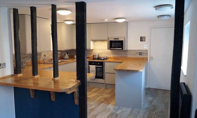 New Forest District Apartment | Newly refurbished 2 bed 18th Century duplex in the heart of beautiful Lymington