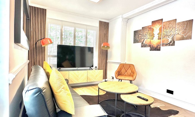 Clapham Apartment | Newly Refurbished 3 bed flat , free parking