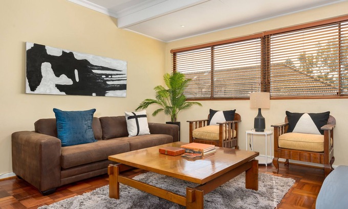 Three Anchor Bay Apartment | Newly Refurbished Apartment| Wifi | Netflix | DSTV