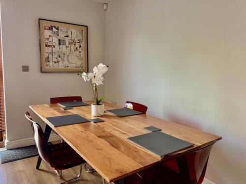 Belfast Apartment | Newly refurbished! Eastside Escape - Conveniently located with fantastic local transport links