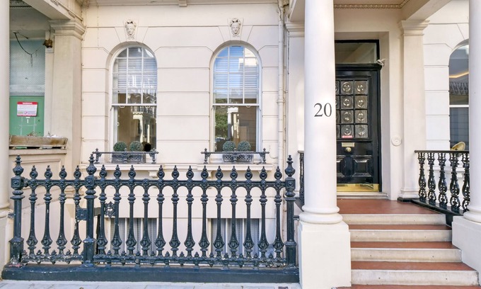 Queen's Gate Apartment | Newly refurbished flat near Kensington Palace Gardens off High Street Kensington