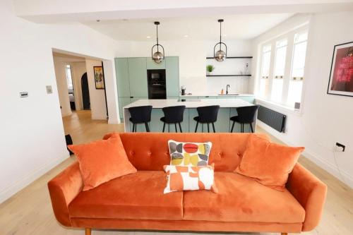 Canary Wharf Apartment | Newly Refurbished w/River Views
