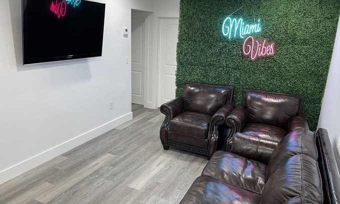 Southwest Coconut Grove House | Newly remodeled 2/1 Miami vibe home in coconut grove