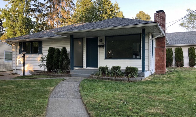 Shoreline House | Newly remodeled 3-bedroom house